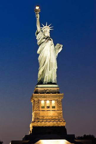 philippe-hugonnard-liberty-island-statut-de-la-liberte-vue-de-face-de-nuit_a-G-9559076-4990831.jpg