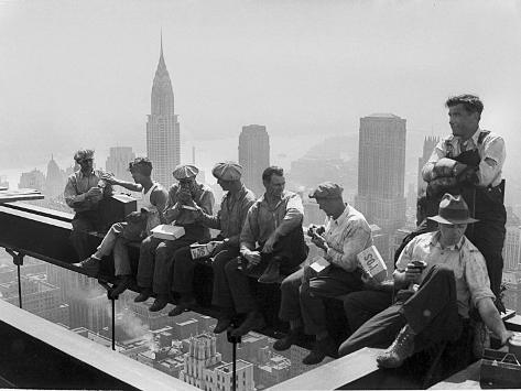 Bouwvakkers lunchen op stalen balk bovenop RCA Building 