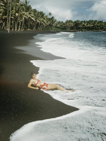 Hawaiian Airline Stewardes On Black Sand Beach Kalapana Hawaii Hawaiian Airline Stewardes On Black Sand Beach Kalapana Hawaii Impressão Fotográfica
