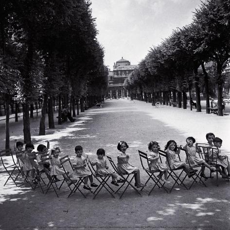 Children in the Palais-Royal Garden, c.1950 Prints by ...