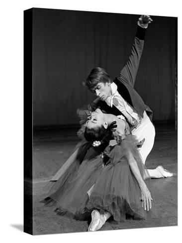 rudolf-nureyev-and-margot-fonteyn-during-press-call-for-royal-ballet_a-G-4163369-4990875.jpg