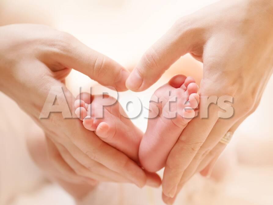 baby feet in mother