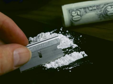 todd-gipstein-a-hand-dividing-up-a-pile-of-cocaine-with-a-razor-blade_a-G-3614736-4990703.jpg