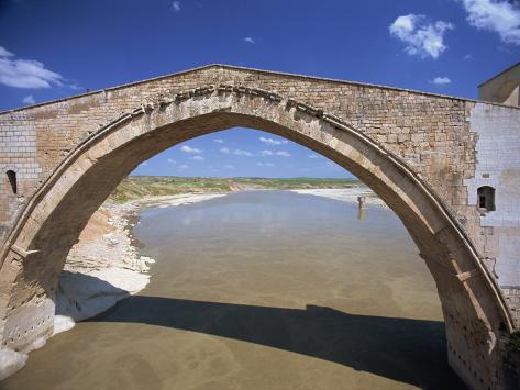 woolfitt-adam-single-arch-of-the-malabadi-bridge-across-the-batman-river-kurdistan-area-of-anatolia-turkey_a-G-6067986-4990875.jpg
