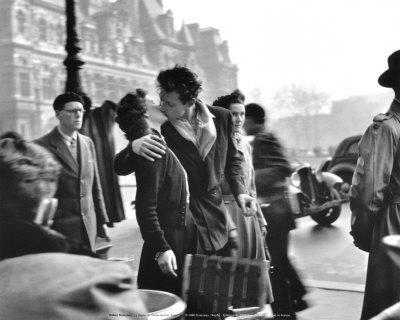 Le baiser de lhotel de ville paris 1950 posters by robert doisneau at allposters com Le baiser de lhotel de ville paris 1950 posters by robert doisneau at allposters com