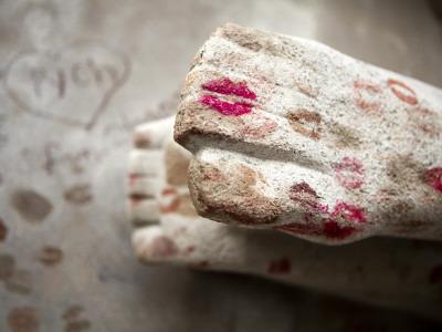 Oscar Wilde S Grave With Lipstick Pere Lachaise Cemetery Photographic Print Huw Jones Allposters Com