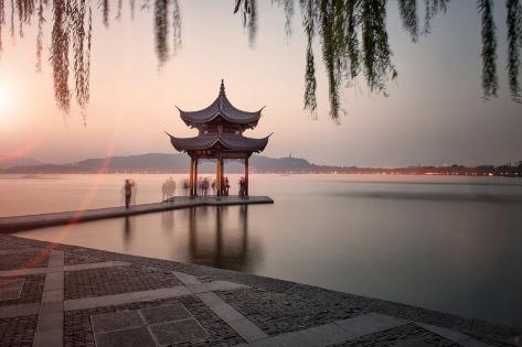 Visitors Are Taking The Last Shots With A Pagoda At West Lake As The Sun Is Sinking