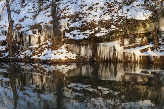 Icy Snow Covered Bank Of Bull Run Along Manassas National Battlefield Park S Stone Bridge Trail Photographic Print Hannele Lahti Allposters Com