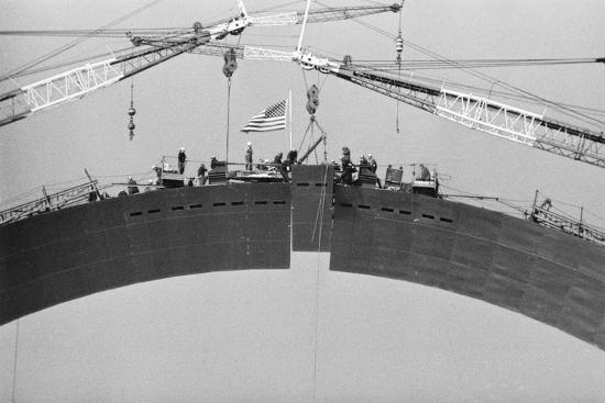 Placing Keystone into Gateway Arch in St. Louis Photographic Print at www.bagssaleusa.com/product-category/onthego-bag/