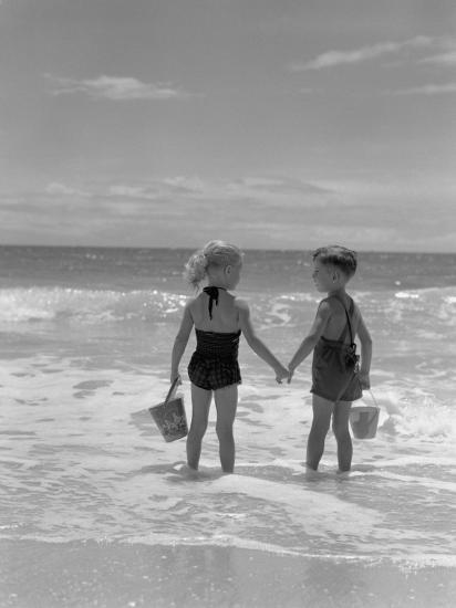 Boy And Girl Standing On Beach Holding Hands Rear View Photographic Print H Armstrong Roberts Allposters Com Boy And Girl Standing On Beach Holding Hands Rear View Photographic Print H Armstrong Roberts Allposters Com