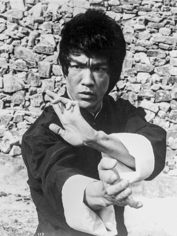 bruce lee black and white photo
