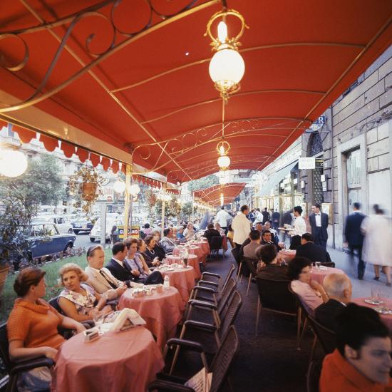 Rome S Cafe De Paris On Via Veneto A Favorite After Hours Sitting Spot For Natives And Tourists