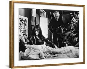 LE LOCATAIRE, 1976 directed by ROMAN POLANSKI On the set, Roman Polanski directs Isabelle Adjani (p-null-Framed Photo