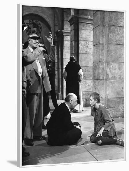 SAINT JOAN, 1957 directed by OTTO PREMINGER On the set, Otto Preminger with Jean Seberg (b/w photo)-null-Framed Photo