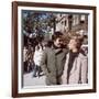 Le realisateur Peter Bogdanovich and Barbra Streisand sur le tournage du film On s'fait la valise D-null-Framed Photo