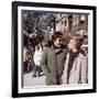 Le realisateur Peter Bogdanovich and Barbra Streisand sur le tournage du film On s'fait la valise D-null-Framed Photo