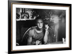 A STREETCAR NAMED DESIRE, 1951 directed by ELIA KAZAN with Marlon Brando (b/w photo)-null-Framed Photo